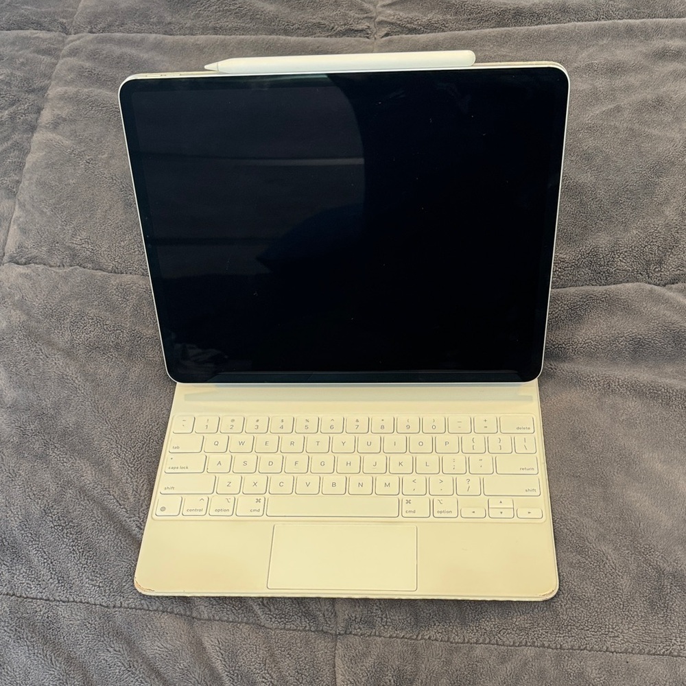 Apple iPad Pro 12.9-inch (6th Gen) - Silver - 128GB - M2 Chip - ALL INCLUDED